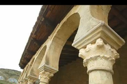 El pórtico sur consta de doce arcos de herradura, siendo los siete más occidentales obra mozárabe del siglo X