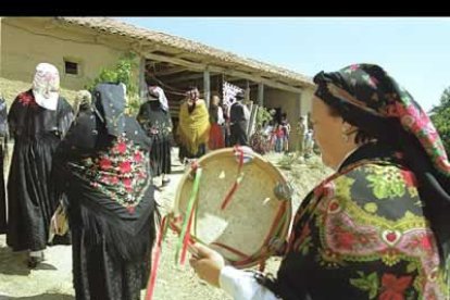 Todos los años se celebran dos fiestas en San Miguel de Escalada. Por una parte, la de la festividad de San Antonio, en junio, y la del veraneante, en agosto.