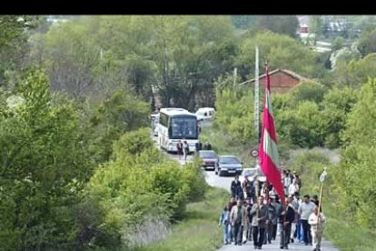 En las fiestas del pueblo, el pendón es desfilado hacia el Priorato.