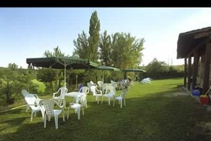 En verano, tanto los lugareños como los visitantes, puenden disfrutar de una terraza-bar frente al monasterio, donde poder pasar momentos inolvidables al aire libre.