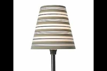 Las lámparas de pie de Ikea suponen una buena idea para quienes estrenan casa. ocupan poco y resultan económicas. Esta pantalla cuesta 2,99 euros.