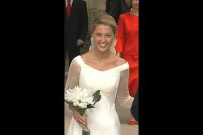El nombre de Victoria de Borbón también sonó entre sus posibles novias. Ella era su prima y debido a que los rumores comenzaban a sonar, el propio Rey se vio obligado a desmentir esta relación.