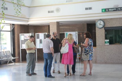Personas tras el minuto de silencio en la estación de RENFE en Cáceres /GEMA GUERRA