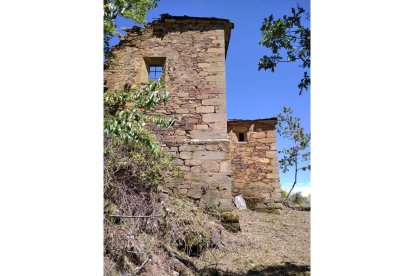El desbroce ha sacado a la luz la ruina de la iglesia y otras zonas. DL