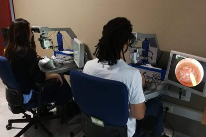 El jefe de Oftalmología del Hospital prueba la última tecnología para operar, que permite a todo el personal de quirófano ver en la pantalla de 55 pulgadas el ojo agrandado del paciente. M.P.