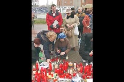 Los ciudadanos se acercaron a encender velas frente a la estación de tren de Santa Eugenia en señal de duelo