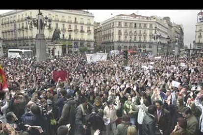 Los madrileños han acudido, a pesar del mal tiempo, a la Puerta del Sol