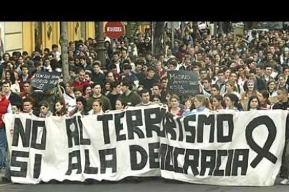 Miles de personas de han concentrado en la plaza Nueva