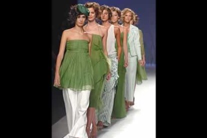 La diseñadora coreana se presentó en la pasarela madrileña con una colección en la que destaca el verde y el uso de tejidos como el lino y la organza.