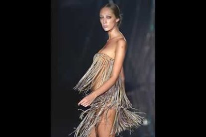 Un diseño que es un puro movimiento. ¿La idea? Añadir flecos a un bikimi.