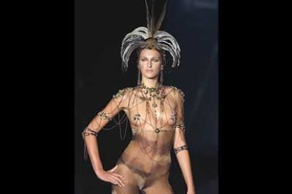 La versatilidad es una de las máximas del diseñador que se ha sacado de la chistera este modelo animal cargado de pedrería.