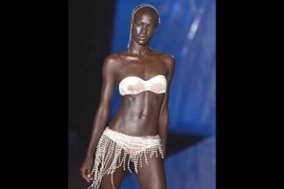 Para las ocasiones especiales, se puede optar por este otro bikini con pedrería de Swarovski.