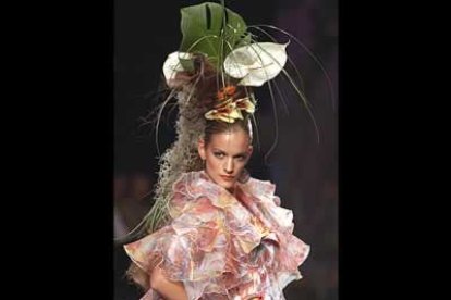 Colorista e impactante, <b>Francis Montesinos</b> viene a confirmar que la Pasarela Cibeles está mostrando moda española con un folclorismo reinventado.