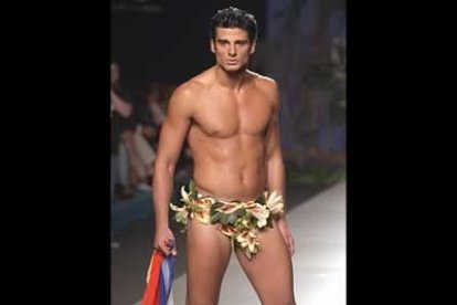 Tras haber solucionado en los tribunales un conflicto sobre su marca, el creador ha desfilado con una colección cargada de vistosidad, para ellos y para ellas.