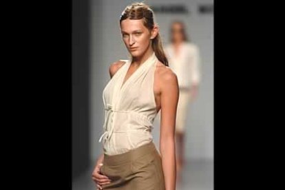 Con el beige como fondo, Schlesser apuesta por una mujer urbana, y unos modelos más que ponibles