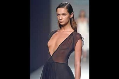 Vestido en organza negra con amplio escote en V, de la colección Primavera-Verano 2005 del diseñador gallego <b>Antonio Pernas</b>