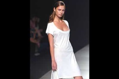 Pernas también apuesta por el blanco. En la imagen, un vestido de algodón con amplio escote y falda a la altura de la rodilla,