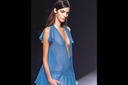 Pernas apuesta por la sugerencia con esta blusa vaporosa en turquesa con escote en V y hombros al descubierto.