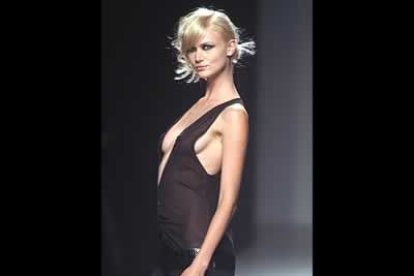 Para la noche un vestido negro, con amplio escote en uve.