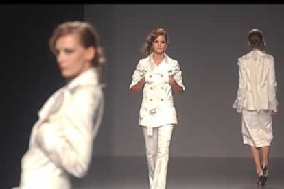 Pantalones y faldas con diferentes alturas. las chaquetas cruzadas con amplios cuellos. El blanco, un color básico pra la temporada primavera-verano.