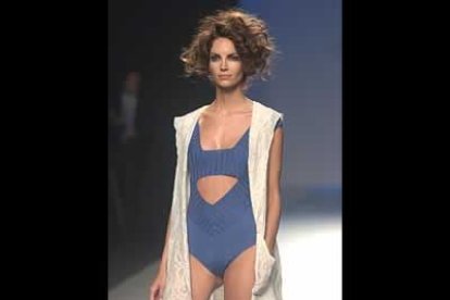 Elegancia y comodidad no van reñidas en este diseño de baño. Elaborado en punto de seda y acompañado con una camisola en algodón