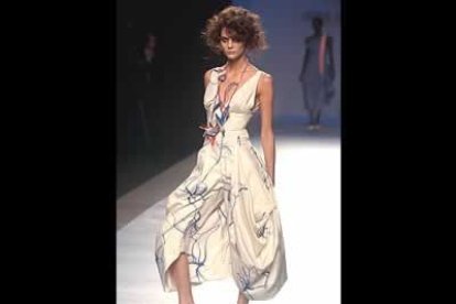 A primera vista parece una falda, auqnue se trata de una falda pantalón de vuelo recogido en frunces.