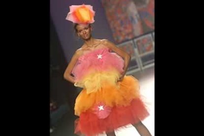 Los diseños atrevidos y multicolor de <B>Agatha Ruiz de la Prada</B> fue la encargada de abrir la vigésima edición de la Pasarela Cibeles.