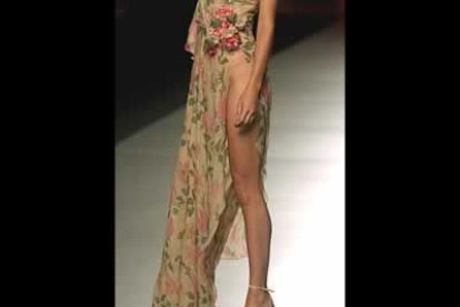 Su particular apuesta fueron los vestidos vaporosos, los volantes y aberturas pronunciadas.