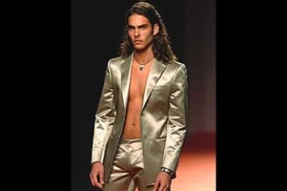 Tanto en homre como mujer trajes de chaqueta en dorados o plateados.