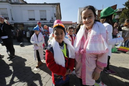 Escolares en la inauguración del Carnaval de La Bañeza. RAMIRO