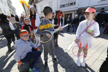 Escolares en la inauguración del Carnaval de La Bañeza. RAMIRO