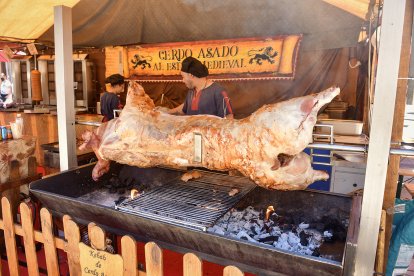 Puestos donde se encuentran tabernas y asadores con diversas viandas en las que saciar sed y apetito.  DANIEL PISABARRO GALLEGO