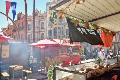 En sus puestos se puede disfrutar de la amplia oferta amenizados por espectáculos infantiles.