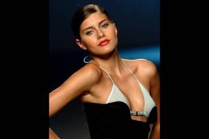 Ha sido otro de los diseñadores que recomienda el negro para la noche combinado con las transparencias.