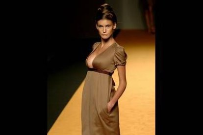 Vestido de talle imperio en drill de algodón muy de moda para la próxima Primavera.