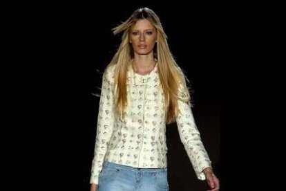 Chaqueta en lana rústica estampada y minipantalón vaquero,diseño de la colección Primavera-Verano 2006 de Jorge Vázquez.