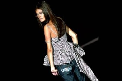 Pantalón vaquero con aplicaciones bordadas en bolsillos y blusa de tirantes en cuadros Vichy con volante y enorme lazo.