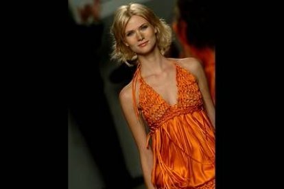 La seña de la casa: la seda, los minúsculos volantes y aplicaciones de bordados, las blusas camiseras...