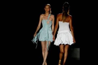 Vestidos de falda y pantalón con bajos abullonados son algunos de sus propuestas.