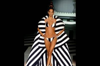 Eugenia Silva con un bikini a rayas en blanco y negro, a juego con mullido albornoz en el mismo dibujo,diseño de la colección Primavera-Verano 2006 de Andrés Sardá.