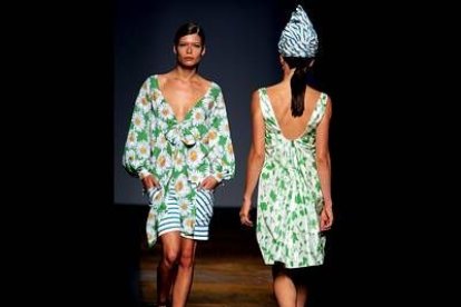 Ha apostado por los estampados florales y los colores vivos.