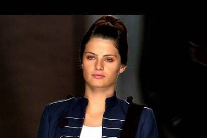 La modelo Isabeli Fontana desfila con un chaquetón estilo Beatles-Sgt.Pepper.