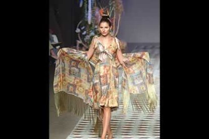 El valenciano Francis Montesinos fue el encargado de inaugurar la semana de desfiles. El color y los estampados triunfaron en sus diseños.