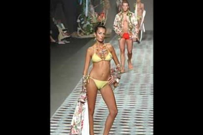 Los diseños de la línea de baño para hombre y mujer creados por el valenciano son muy sugerentes.