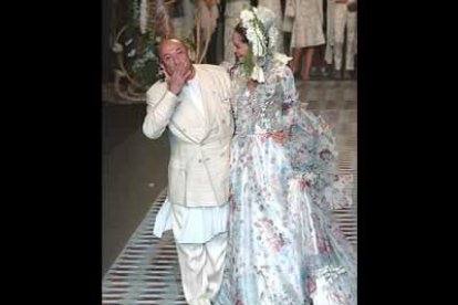 El diseñador salió a saludar, como es habitual, al finalizar su desfile.