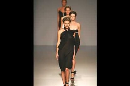 Angel Schlesser presentó una colección muy femenina y elegante.