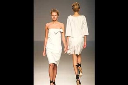 Las grandes lazadas situadas bajo el pecho fueron las protagonistas indiscutibles en los diseños de Ángel Schlesser.