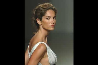 Detalle lateral de vestido en gasa, blanco y negro,diseño de Schlesse, lucido por la modelo canaria Eugencia Silva.