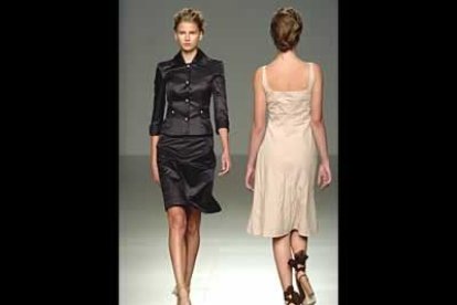 Volúmenes y cortes de la costura de principio de los años 60 en traje de falda y chaqueta (a la izquierda) y vestido de seda en color rosa maquillaje.