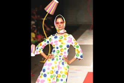 Ruiz de la Prada ha elaborado piezas tan femeninas como este .estido con topos multicolores con remate de tul fucsia en el bajo de la falda.